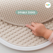 Double-sided mat compatible with different types of building blocks